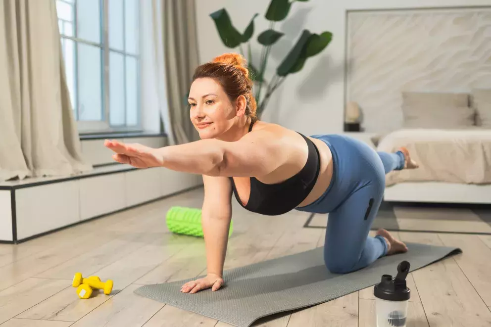 Domácí cvičení podle online videí je pohodlné a prospívá tělu. 