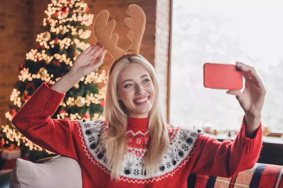 Veselé čelenky a vyplétané svetry k Vánocům zkrátka patří. 