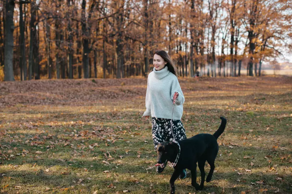 Elegantní sukně v kombinaci s oversized svetrem? Ideální kombinace na romantické podzimní procházky. 