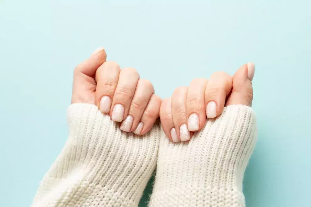 <p>Vánoční manikúra nemusí být kýčovitá, může být i minimalistická a elegantní</p>
