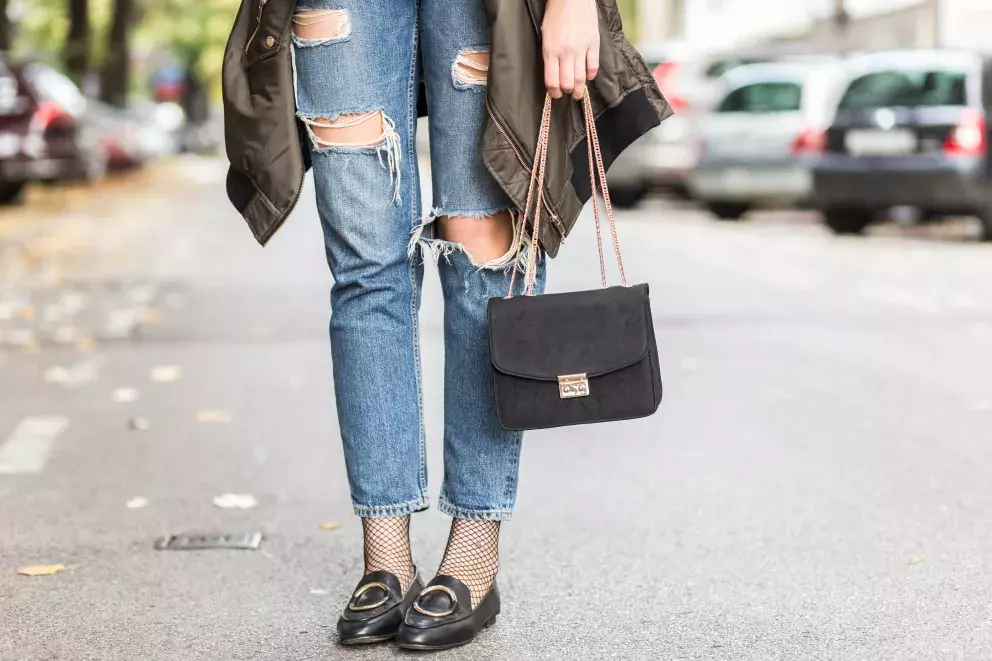 Zlaté kování je opět trendy, najdete jej na kabelkách i mokasínách. 