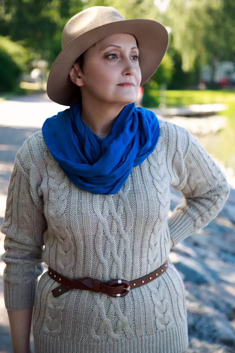 Svetry s copánkovým vzorem sluší i ženám zralého věku. Pokud chcete udělat model zajímavějším, převažte jej tenkým koženým páskem. 