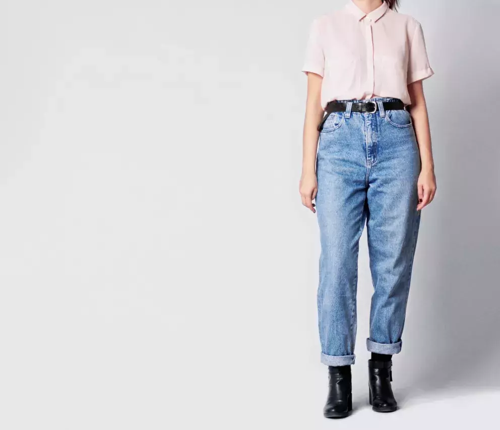 Ohrnutí nohavic a sladěné doplňky, tohle mom jeans sluší. 