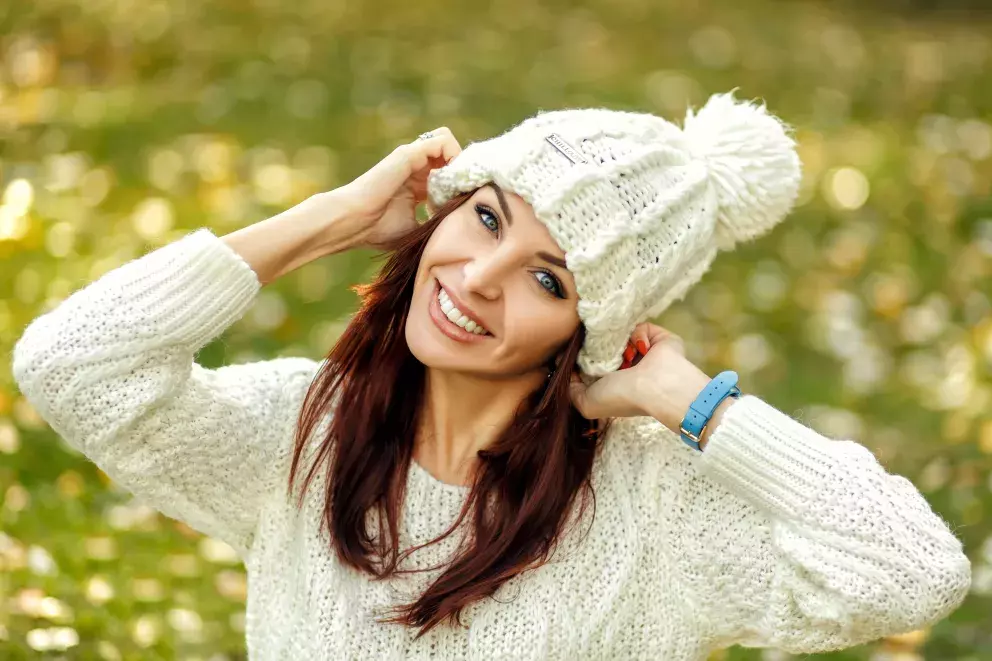 Aranský svetr můžete doplnit hřejivou čepicí ve stejném odstínu. 