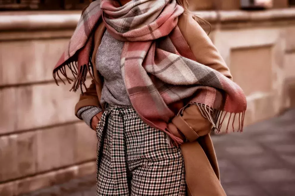 Jemné vzory na širokých kalhotách