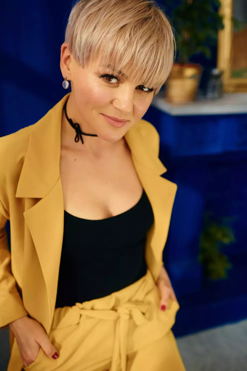 žena s ofinou a krátkými vlasy