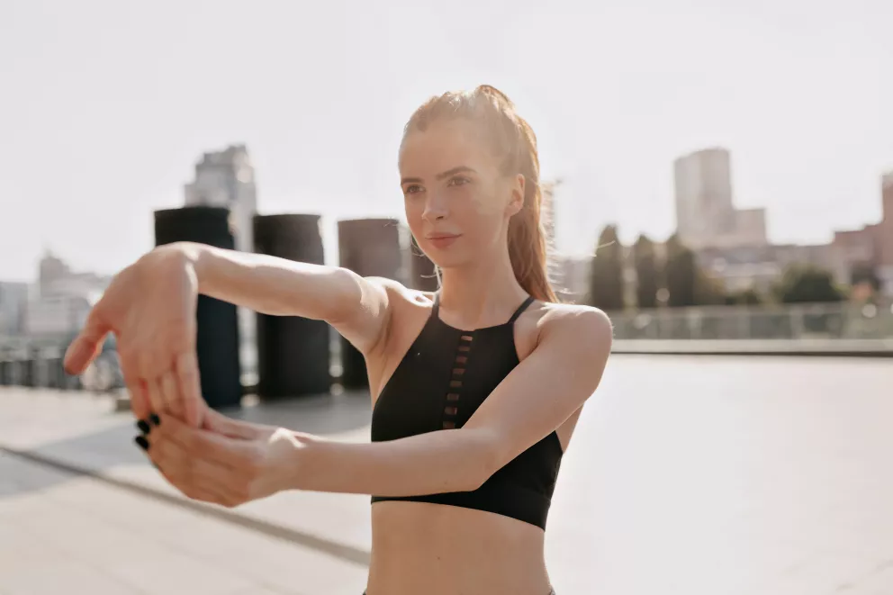 žena si procvičuje ruce