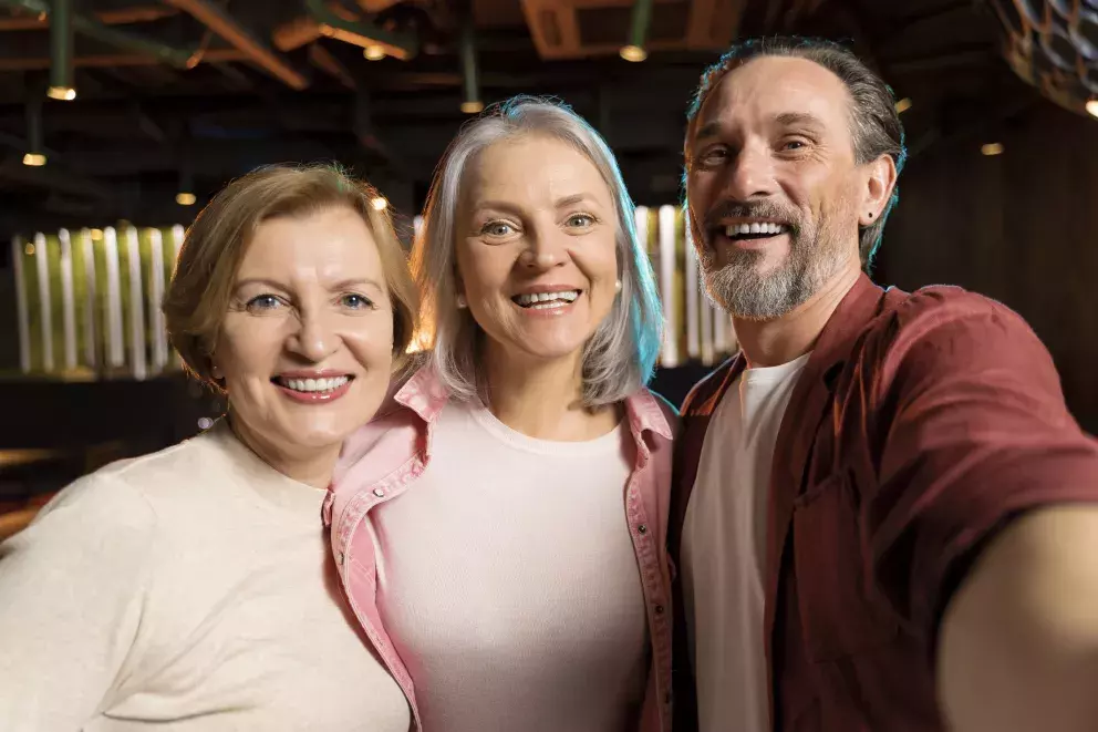 dvě ženy, muž, spokojenost, úsměv