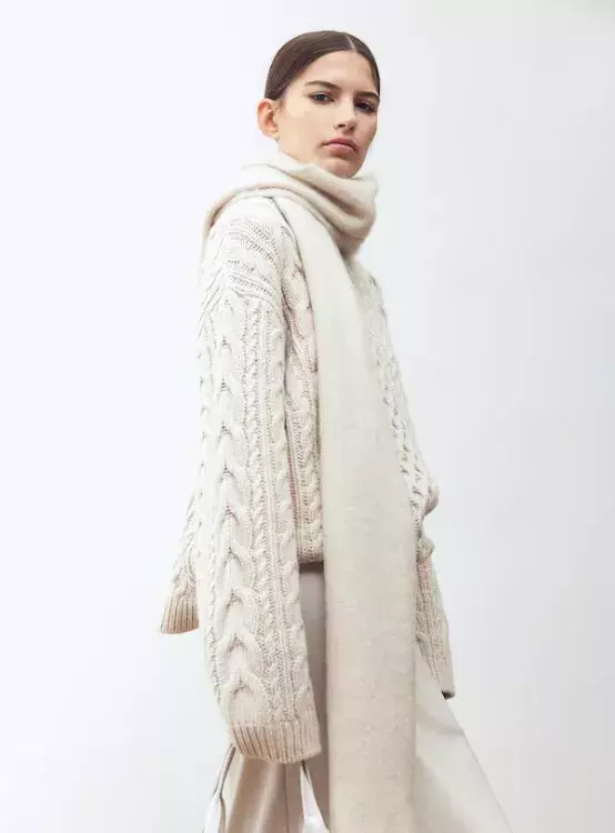 Šála z mohérové směsi, H&M, 1 699 Kč