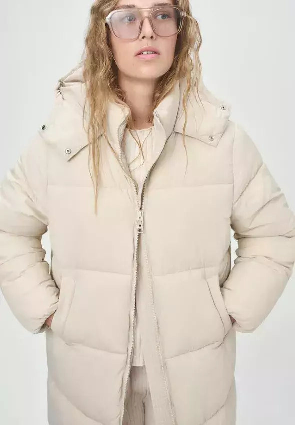 Dlouhá vatovaná bunda, H&M, 1 459 Kč