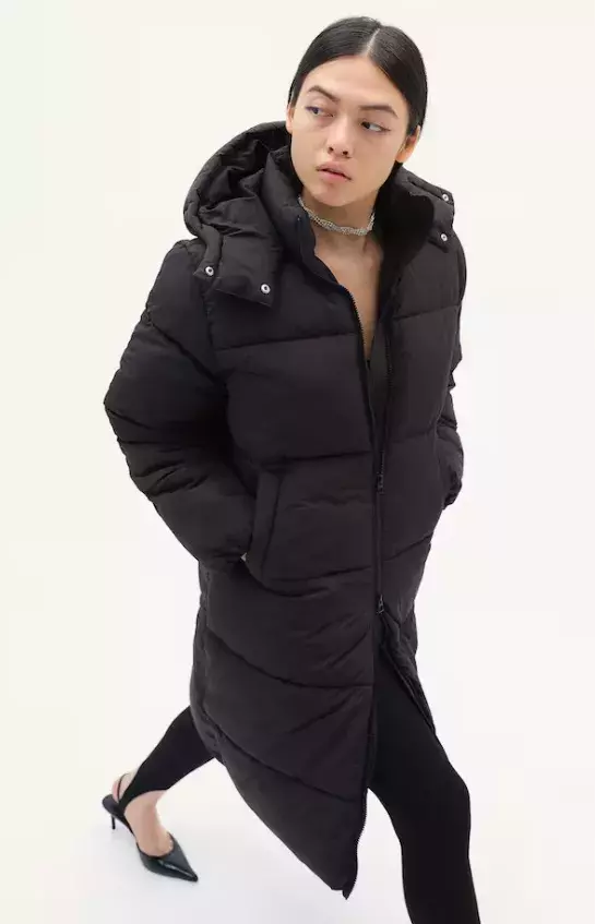 Dlouhá vatovaná bunda, H&M, 1 459 Kč