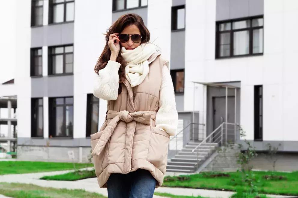 žena v péřové vestě