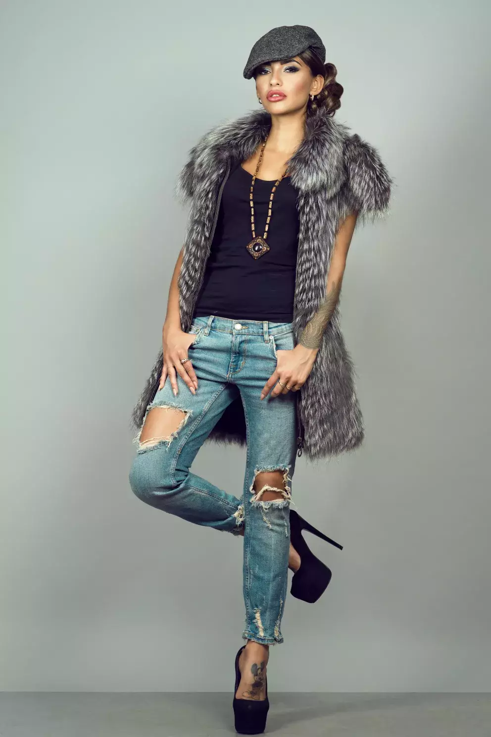 žena v dlouhé vestě