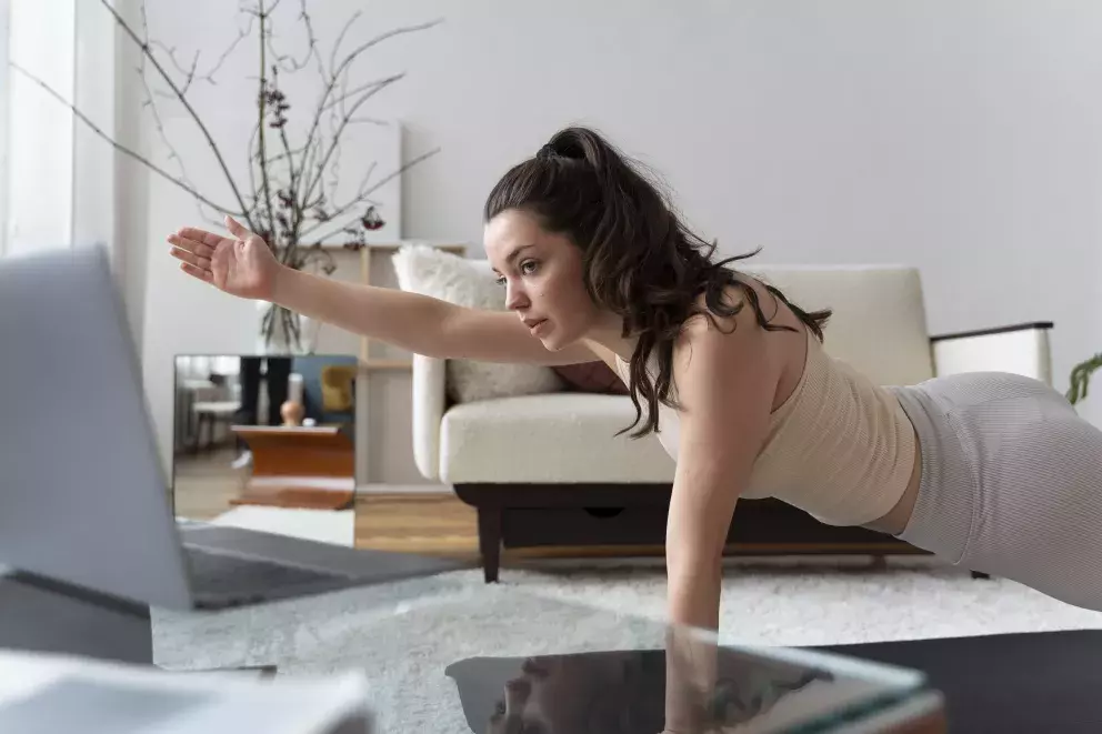 žena cvičí prkno