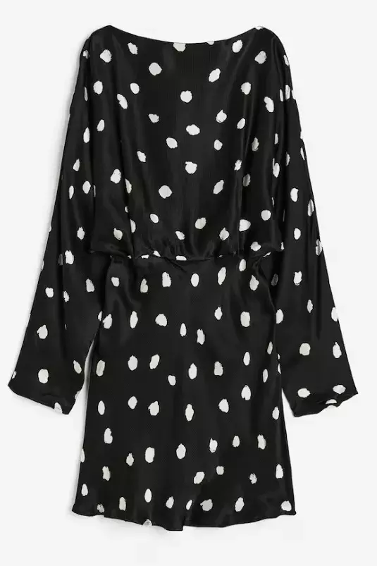  Puntíkované šaty se zadní vázačkou, H&M, 1 299 Kč