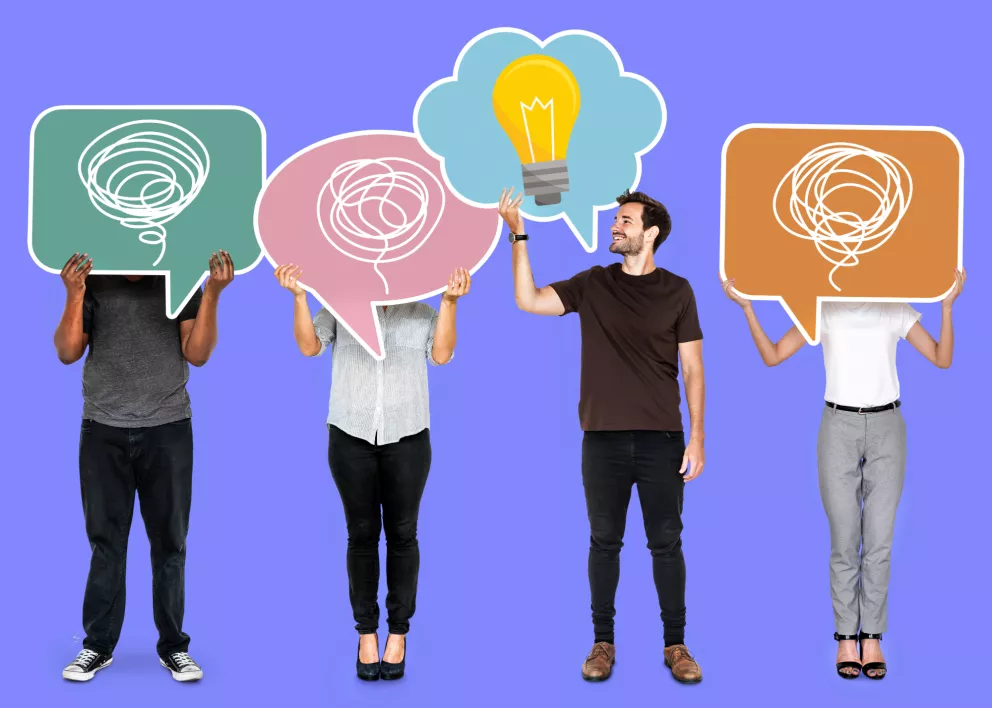 skupinka lidí s různými myšlenkami