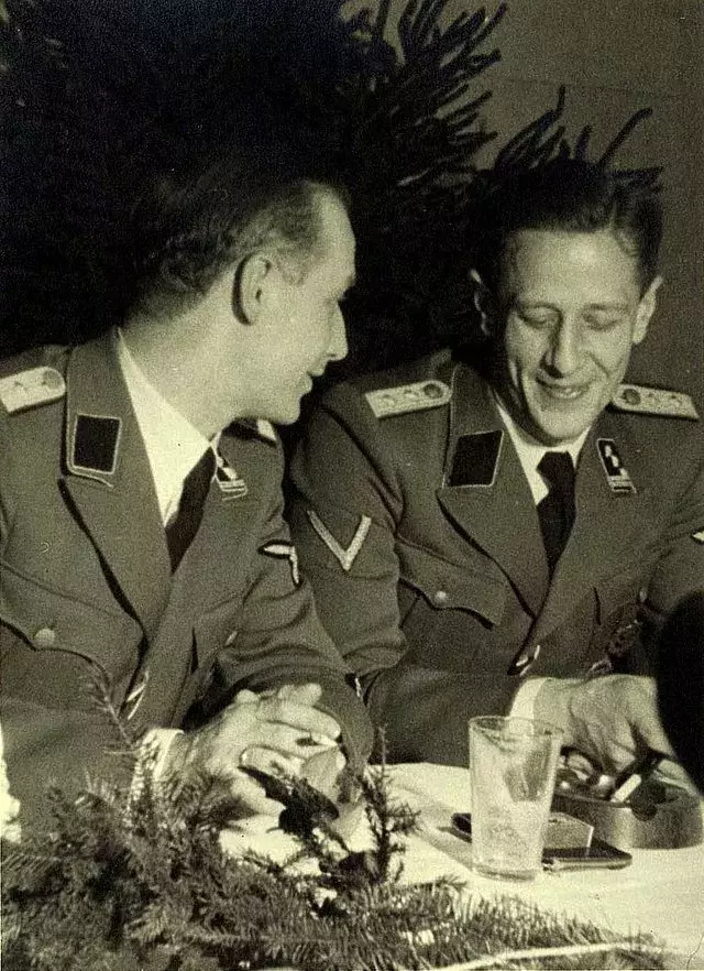 <p>Esesáci slavící Vánoce</p>
