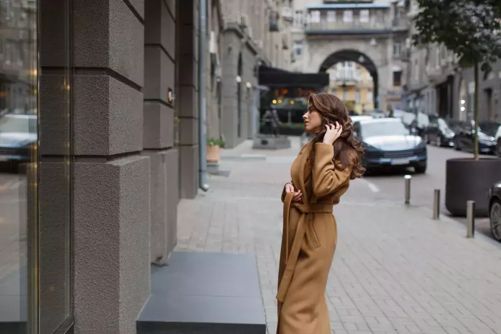 žena oděná v moccha mouse, barvě roku 2025