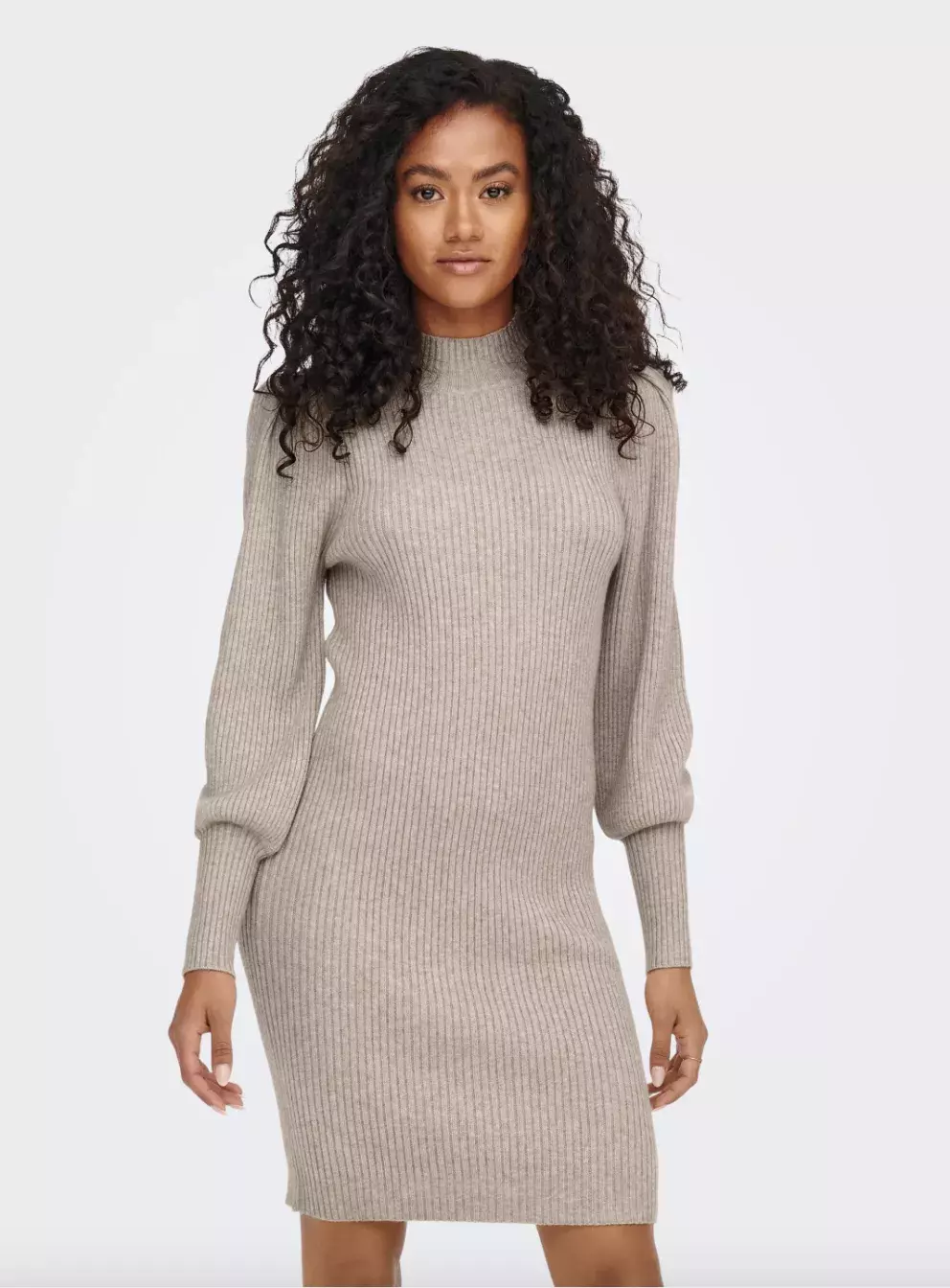 béžové pletené šaty