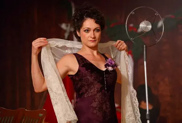 žena ve svátečním oděvu