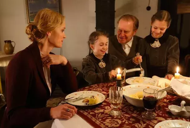 rodina u sváteční vánoční večeře