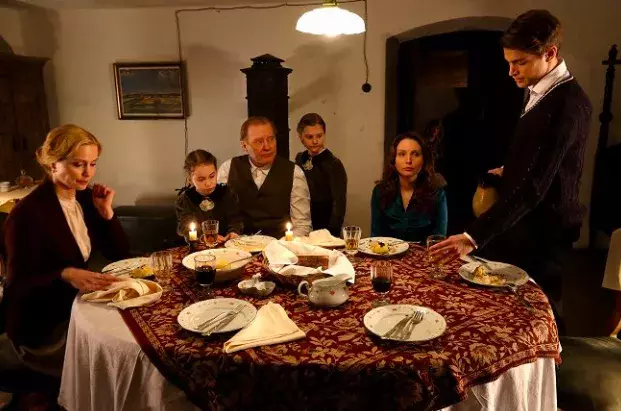 rodina u sváteční vánoční večeře