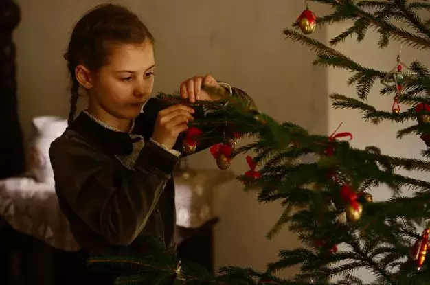 holčička zdobí stromeček
