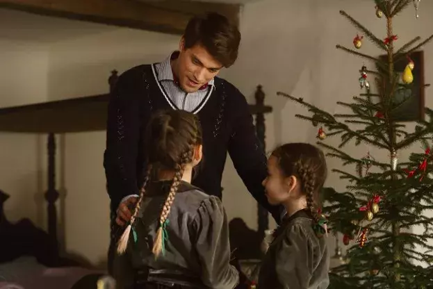 děti u vánočního stromečku