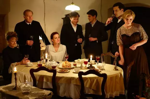 rodina u štědrovečerního stolu