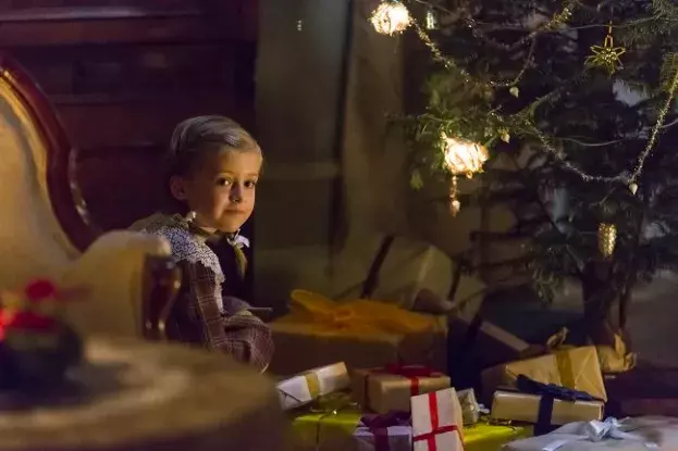 chlapec s dárky na Vánoce