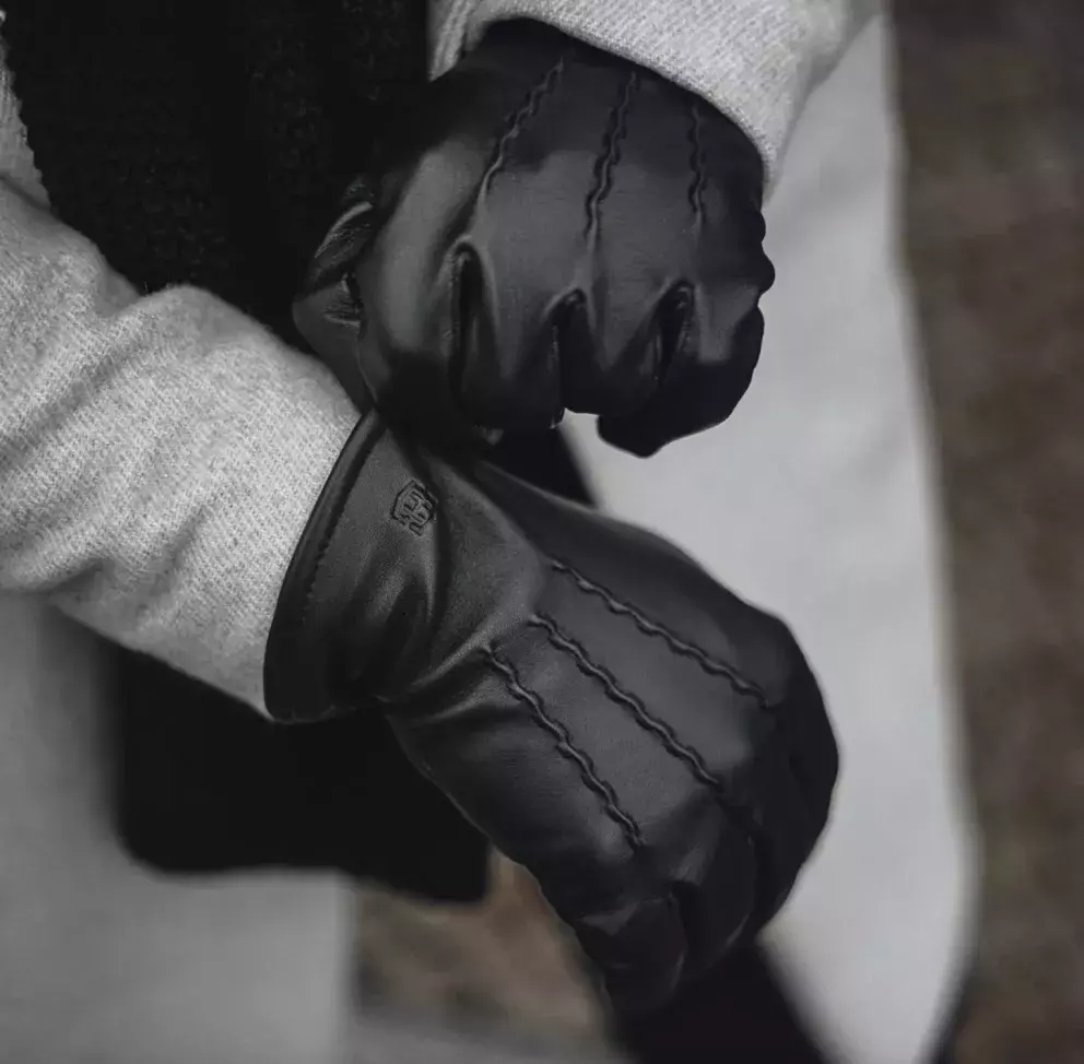 Černé rukavice z ovčí kůže s manžetami kompatibilní s dotykovou obrazovkou