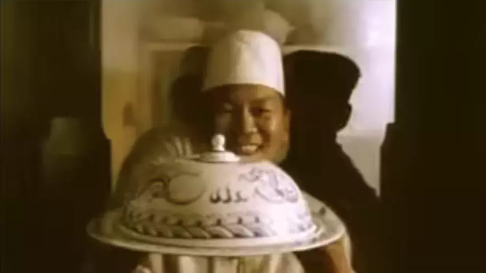 muž přináší pokrm