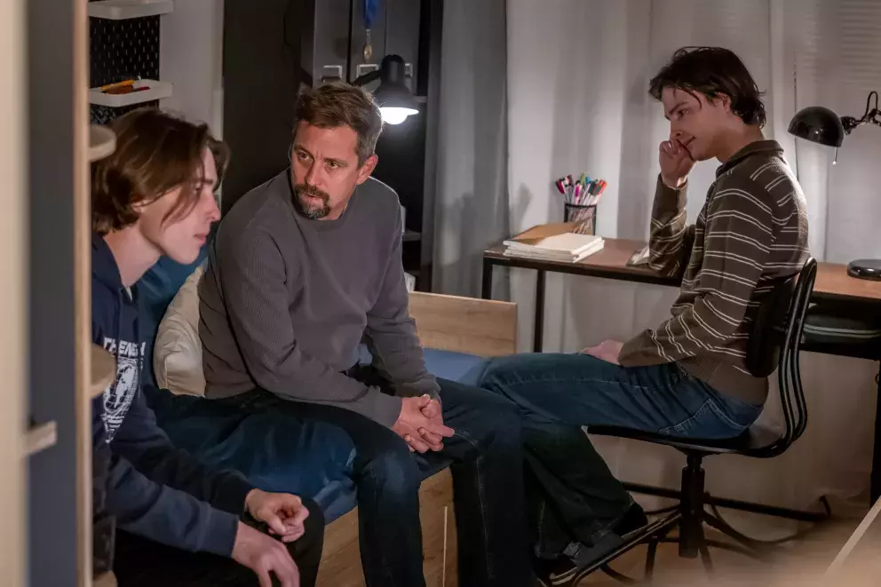 <p>Nekonečný seriál Ulice sleduje dramatické osudy několika spřátelených rodin žijících v sousedstvi</p>
