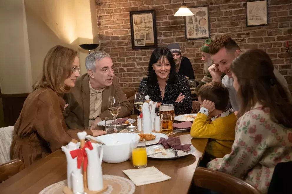seriál Ulice, rodina u stolu