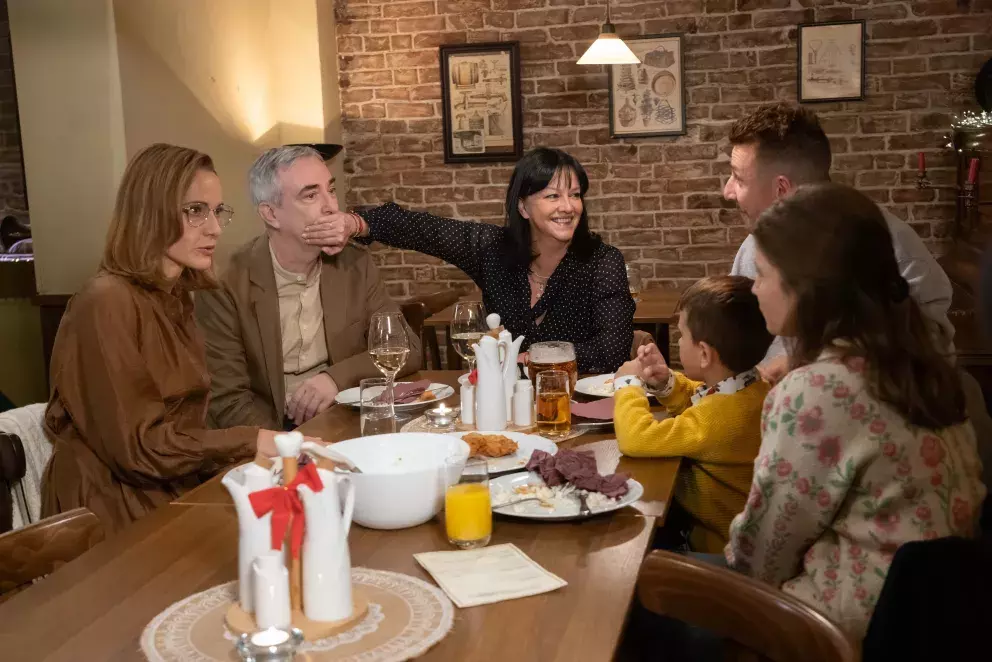 seriál Ulice, rodina u stolu