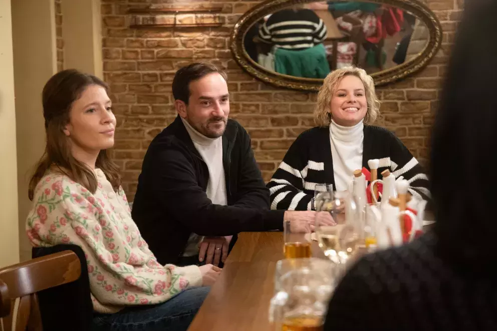 seriál Ulice, rodina u stolu