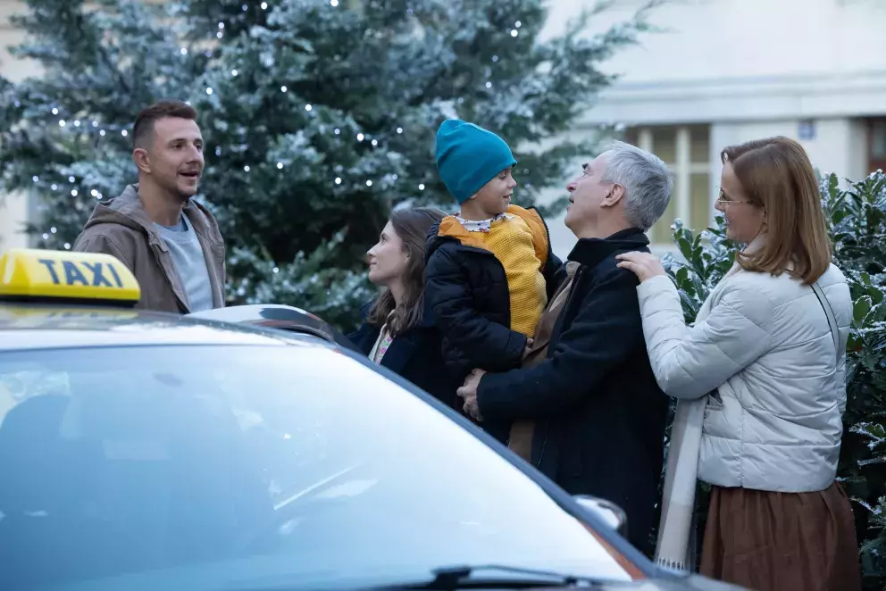 seriál Ulice, rodina u auta taxi