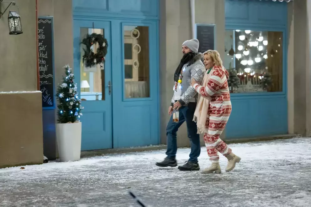 seriál Ulice, pár ve vánočním