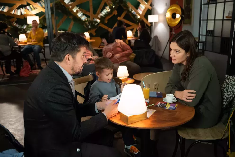 <p>Nekonečný seriál Ulice sleduje dramatické příběhy několika rodin žijících v sousedství</p>
