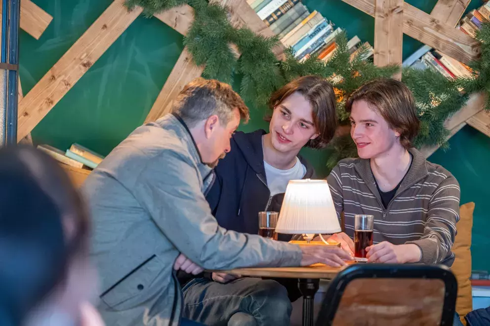 <p>Nekonečný seriál Ulice sleduje dramatické příběhy několika rodin žijících v sousedství</p>
