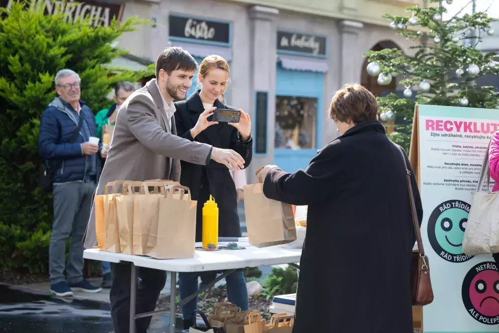 <p>Nekonečný seriál Ulice sleduje dramatické příběhy několika rodin žijících v sousedství</p>
