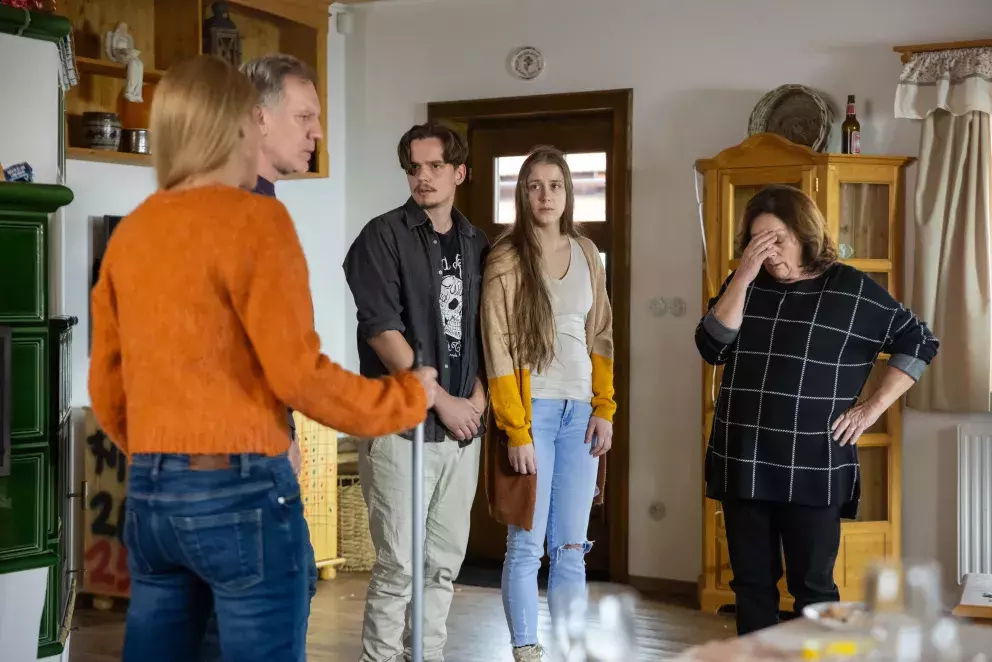 <p>Nekonečný seriál Ulice sleduje dramatické osudy několika spřátelených rodin žijících v sousedstvi</p>
