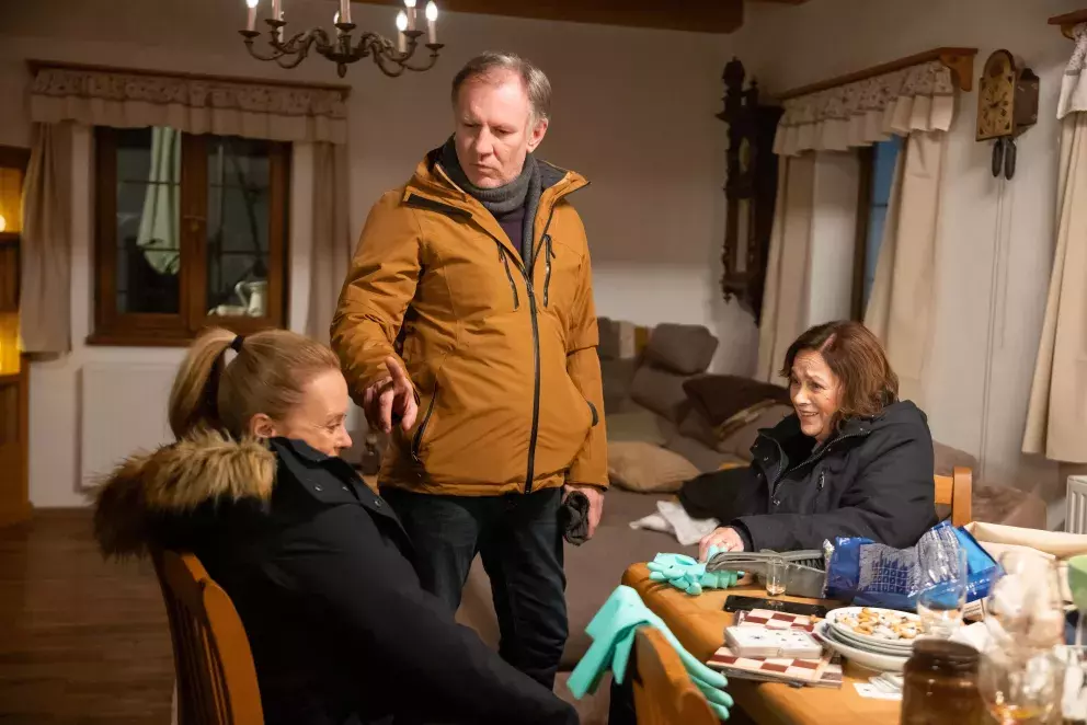 <p>Nekonečný seriál Ulice sleduje dramatické osudy několika spřátelených rodin žijících v sousedstvi</p>
