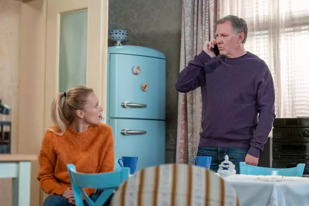 <p>Nekonečný seriál Ulice sleduje dramatické osudy několika spřátelených rodin žijících v sousedstvi</p>
