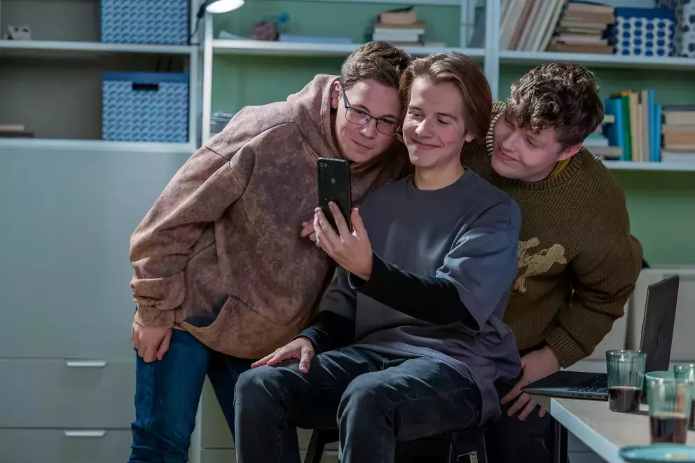 <p>Nekonečný seriál Ulice sleduje dramatické osudy několika spřátelených rodin žijících v sousedstvi</p>
