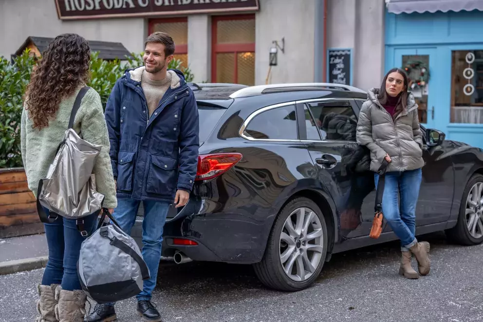 <p>Nekonečný seriál Ulice sleduje dramatické osudy několika spřátelených rodin žijících v sousedstvi</p>
