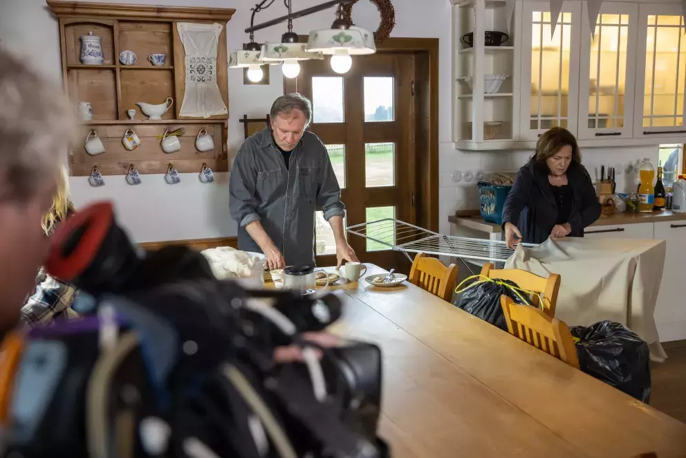 <p>Nekonečný seriál Ulice sleduje dramatické osudy několika spřátelených rodin žijících v sousedstvi</p>
