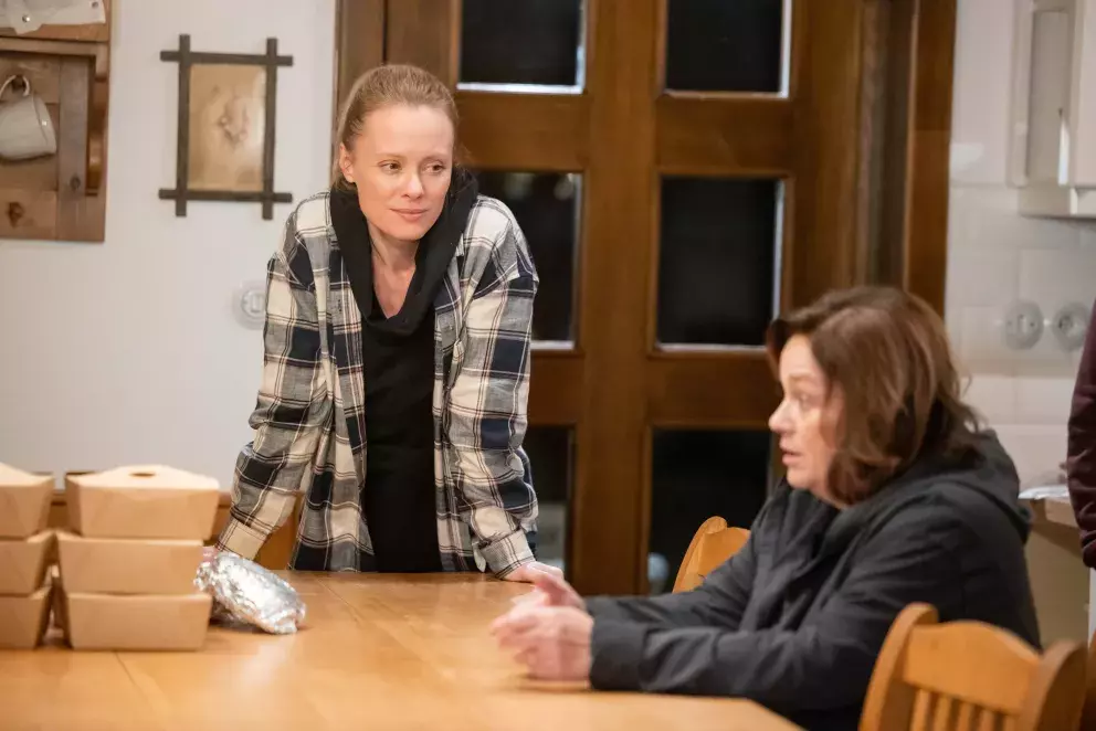 <p>Nekonečný seriál Ulice sleduje dramatické osudy několika spřátelených rodin žijících v sousedstvi</p>
