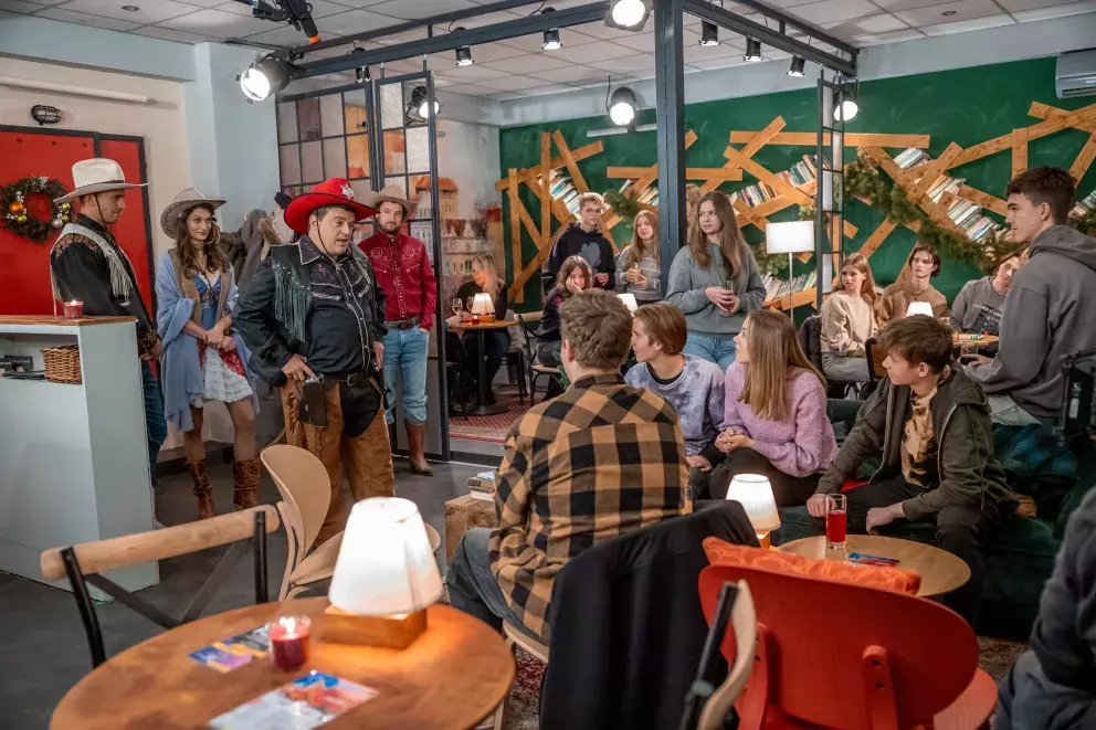 <p>Nekonečný seriál Ulice sleduje dramatické osudy několika spřátelených rodin žijících v sousedstvi</p>
