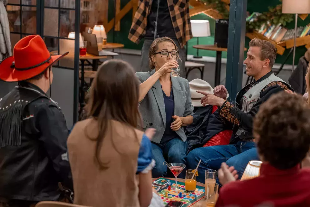 <p>Nekonečný seriál Ulice sleduje dramatické osudy několika spřátelených rodin žijících v sousedstvi</p>
